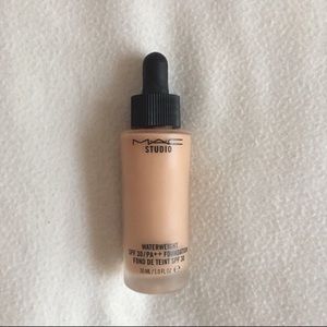 MAC WATER WEIGHT FOUNDATION